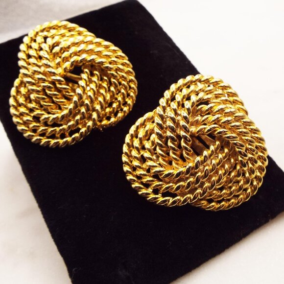 GOLDEN TRINITY KNOT ROPE LARGE CLIP EARRINGS A - Picture 1 of 2